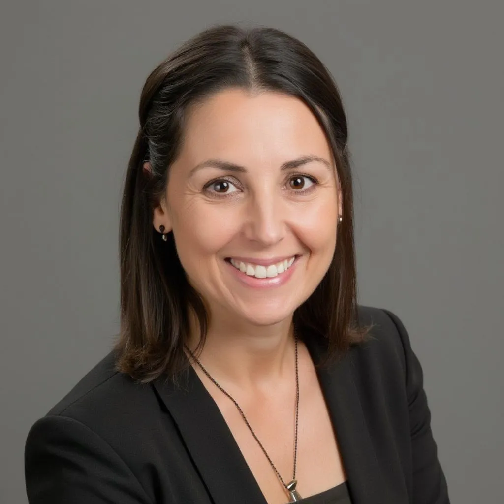 Elena Rodríguez, Consultora Principal